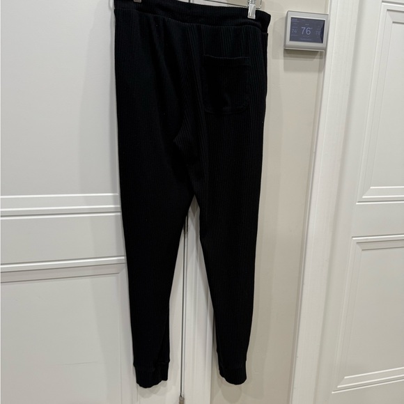 ALO Yoga Black Ribbed Texture - Picture 9 of 10